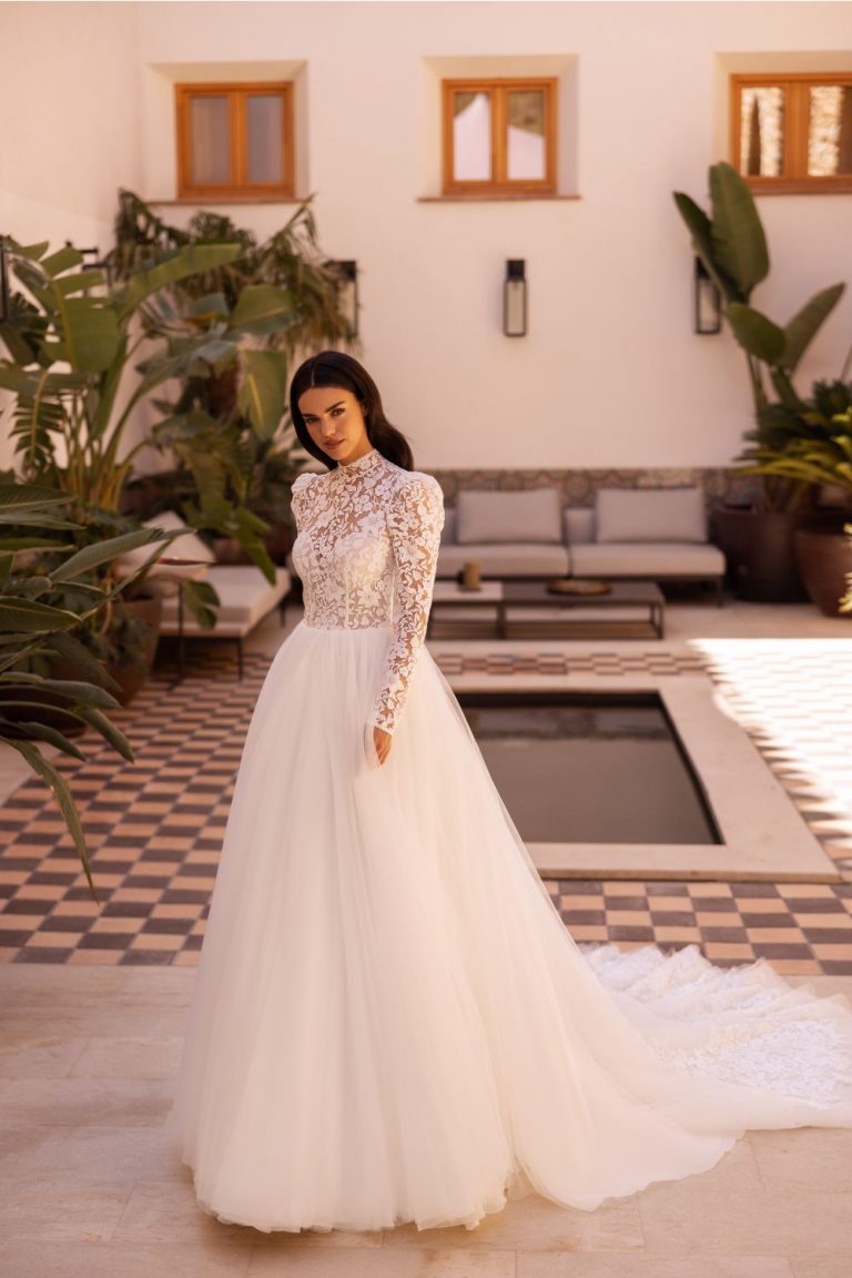 Brautkleid mit floraler Spitze, hochgeschlossenem Kragen und langem Tüllrock, Vorderansicht.