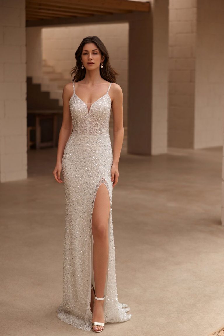 Figurbetontes Brautkleid mit Beinschlitz, Spaghettiträgern und funkelnden Pailletten in Ivory.