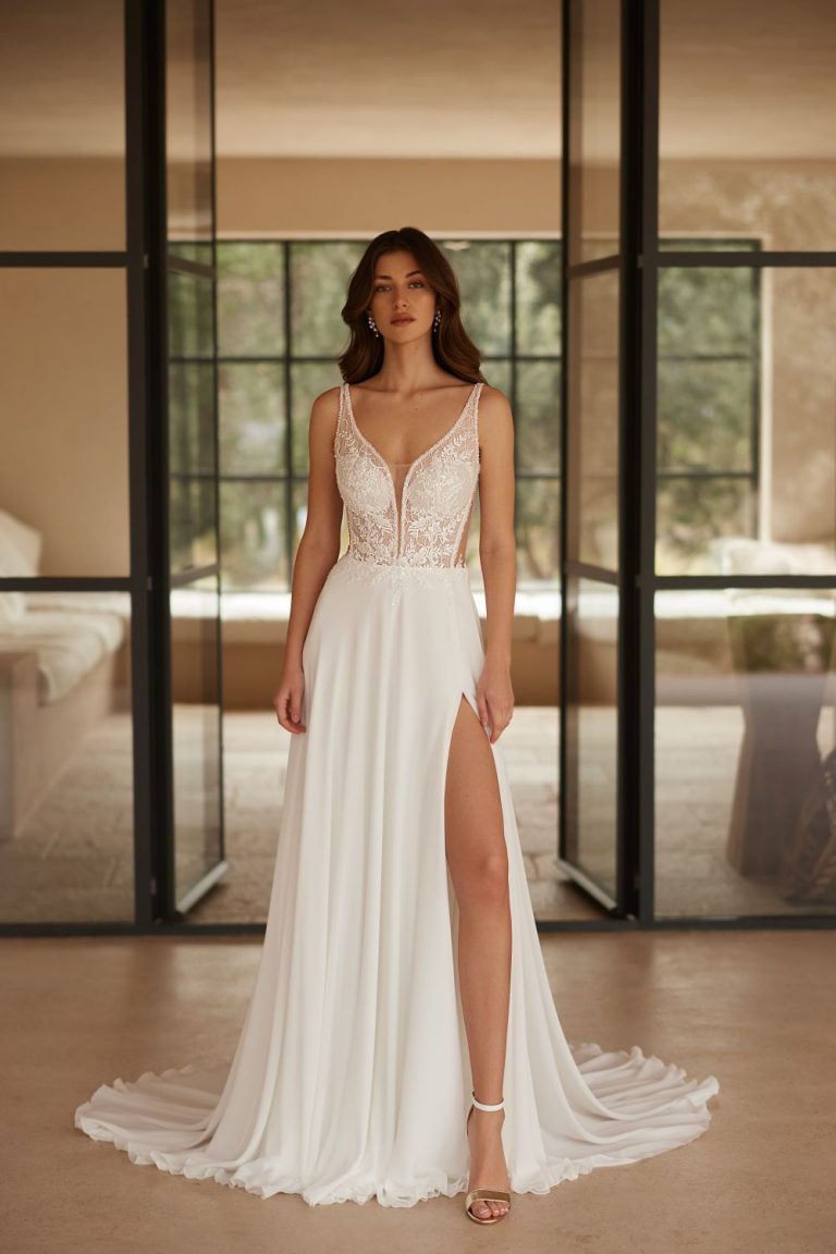 Fließendes Brautkleid mit tiefem V-Ausschnitt, floraler Spitze und hohem Beinschlitz – Vorderansicht.