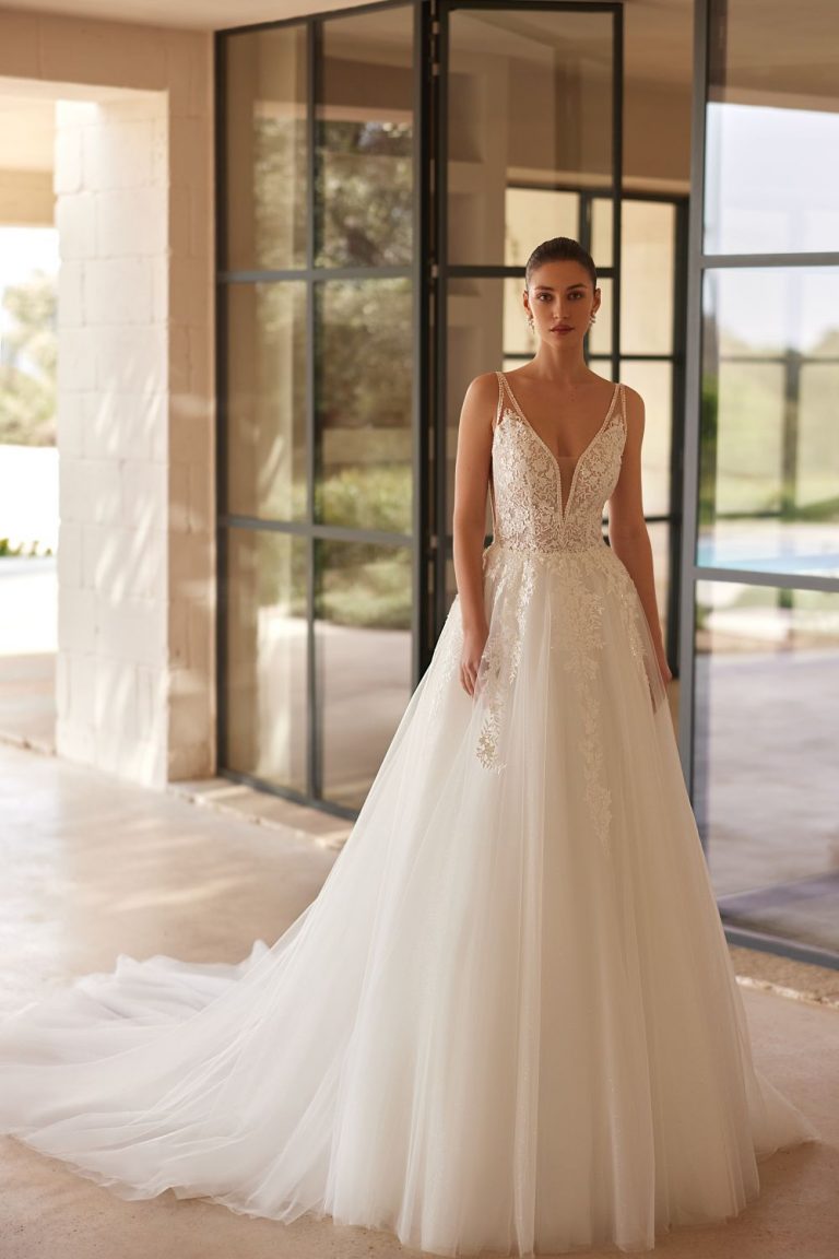 Brautkleid in A-Linie mit tiefem V-Ausschnitt und Spitze, Vorderansicht