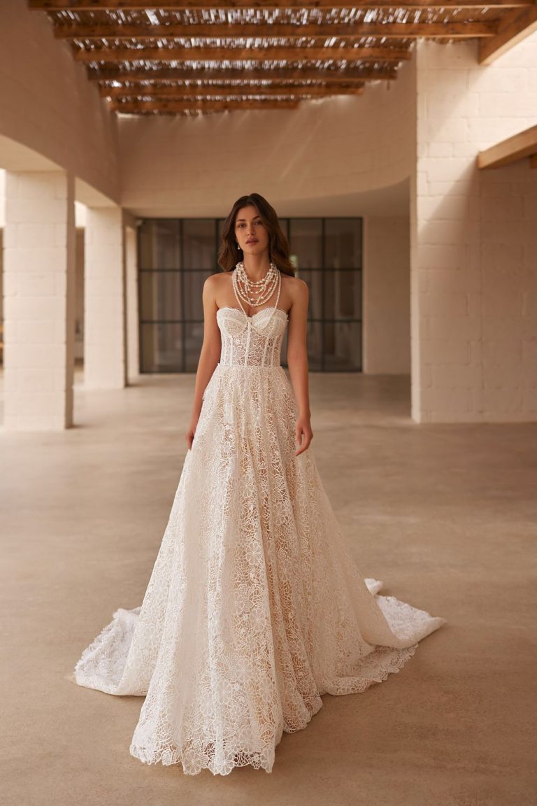 Romantisches A-Linien-Brautkleid aus floraler Spitze mit Korsett-Oberteil und herzförmigem Ausschnitt in der Vorderansicht.