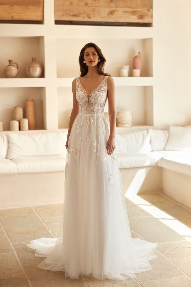 Romantisches Brautkleid mit V-Ausschnitt und floraler Spitze in der Vorderansicht.