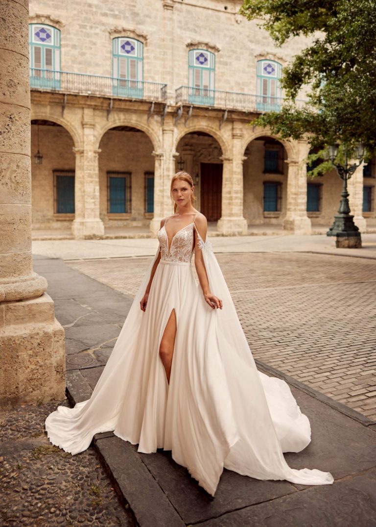Brautkleid mit Spitze und Cape-Ärmeln in mediterraner Kulisse
