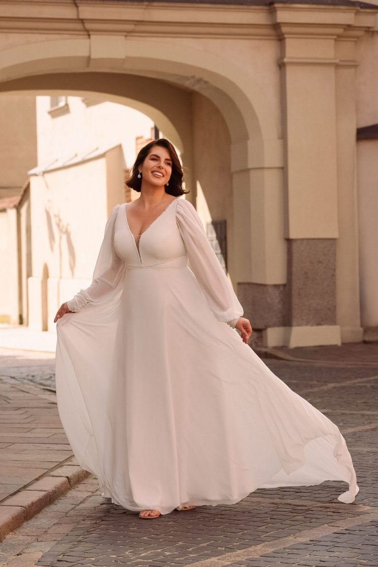 Brautkleid in A-Linie mit langen transparenten Ärmeln und V-Ausschnitt, ideal für kurvige Frauen.