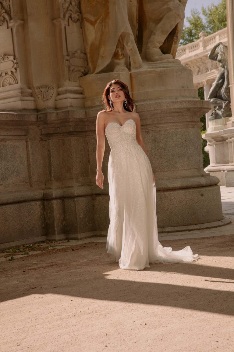 Brautkleid mit herzförmigem Dekolleté und fließendem Tüllrock