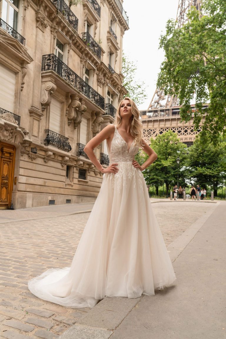Romantisches A-Linien Brautkleid mit V-Ausschnitt und Blütenspitze vor dem Eiffelturm