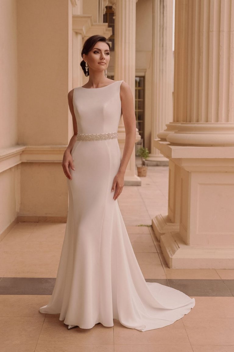 Minimalistisches Mermaid-Brautkleid mit Boot-Ausschnitt und besticktem Gürtel