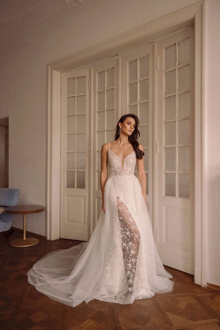 Brautkleid mit floralen Applikationen, tiefem V-Ausschnitt und seitlichem Schlitz