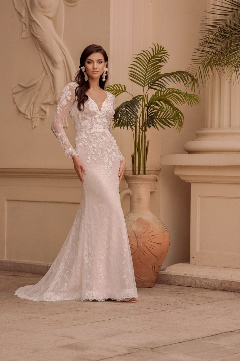 Romantisches Brautkleid aus Spitze mit langen Ärmeln, 3D-Blumenapplikationen und V-Ausschnitt.