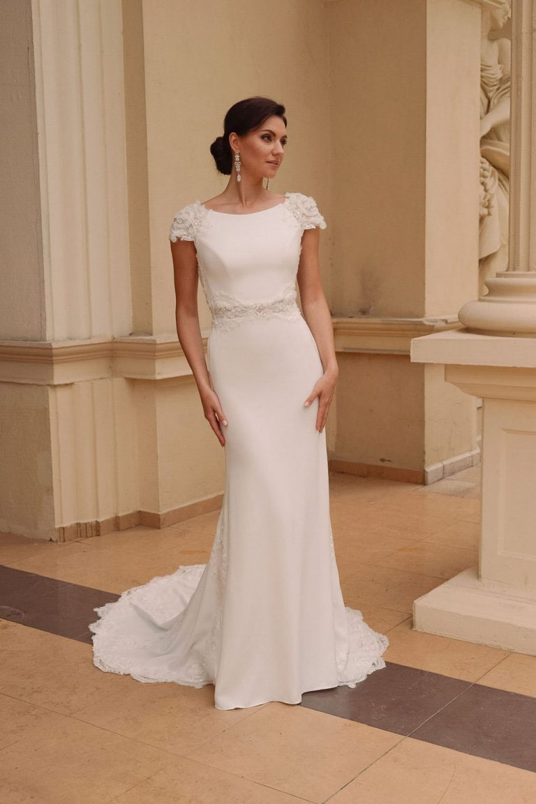 Figurbetontes Brautkleid mit kurzen Spitzenärmeln und Schleppe, Vorderansicht