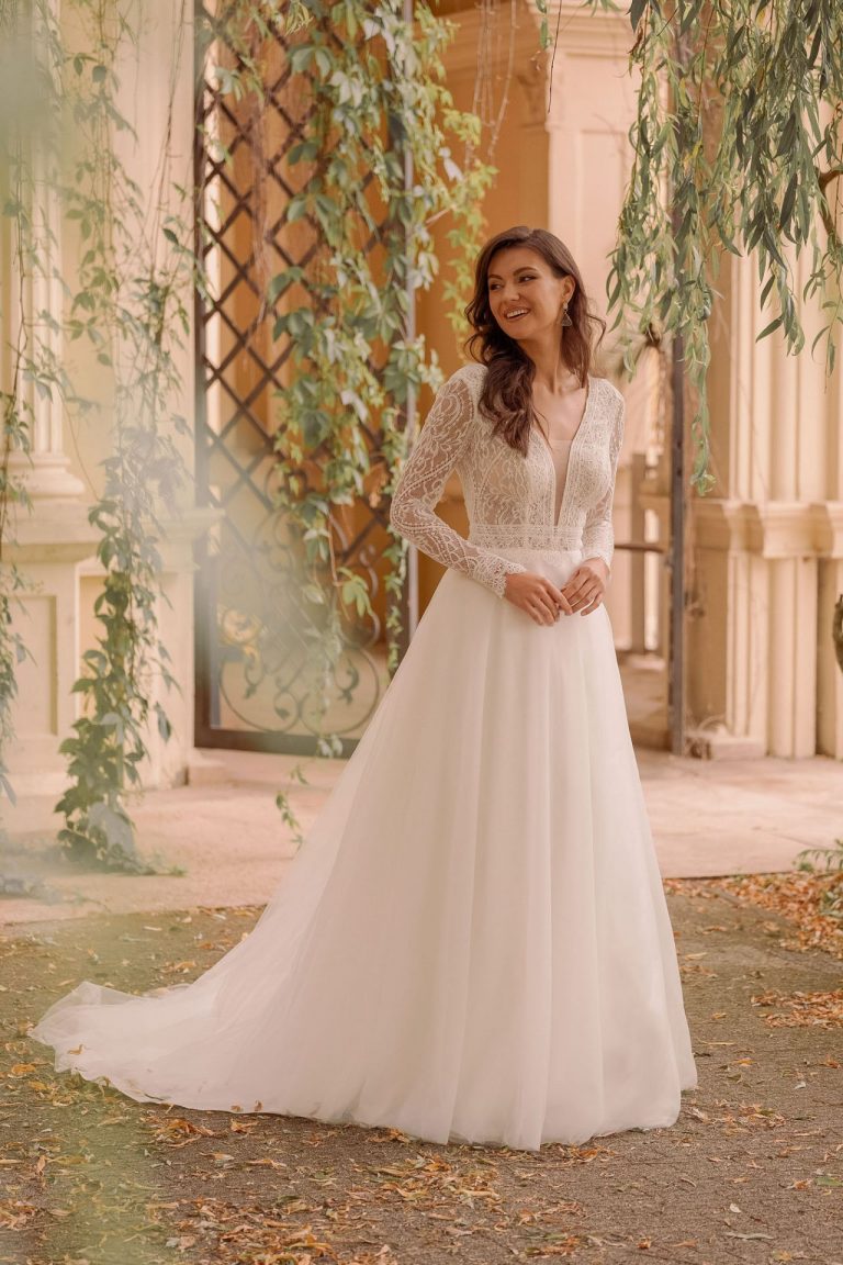 Romantisches Brautkleid mit Spitzenärmeln und Tüllrock in A-Linie, Vorderansicht