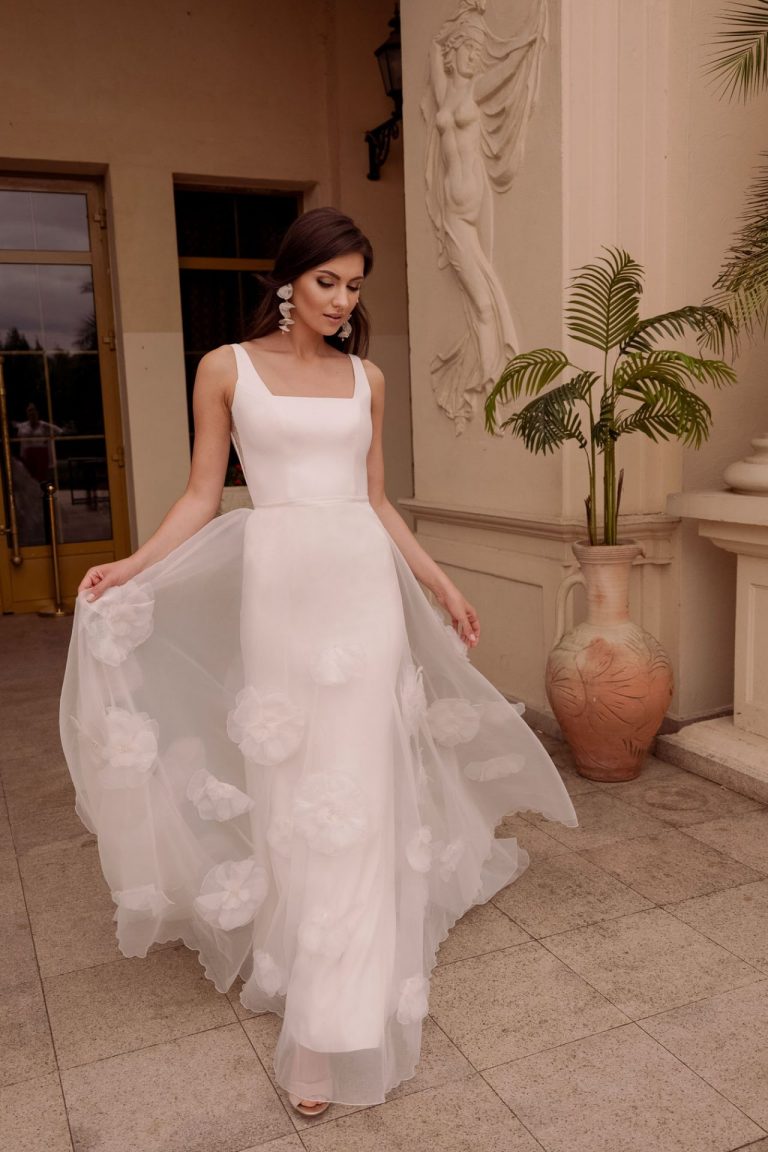 Brautkleid mit abnehmbarem Overskirt und 3D-Blumen, gezeigt in Bewegung