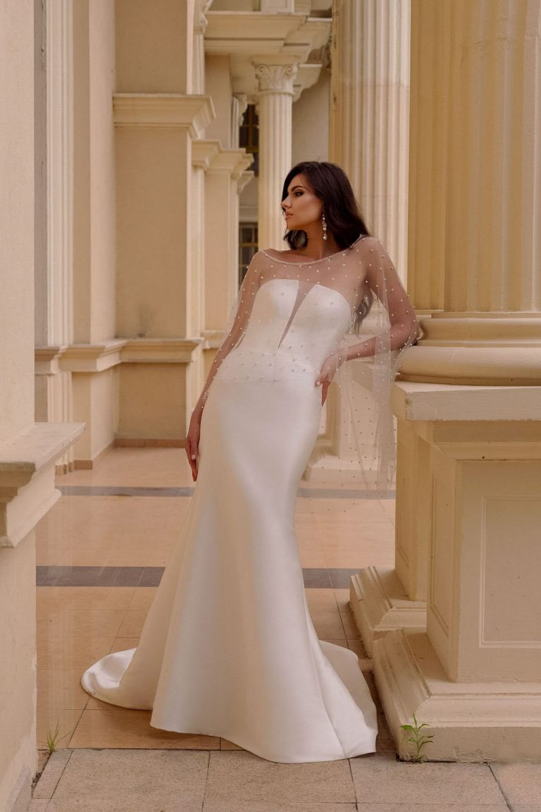 Meerjungfrauen-Brautkleid mit abnehmbarem perlenbesetztem Capelet in eleganter seitlicher Ansicht