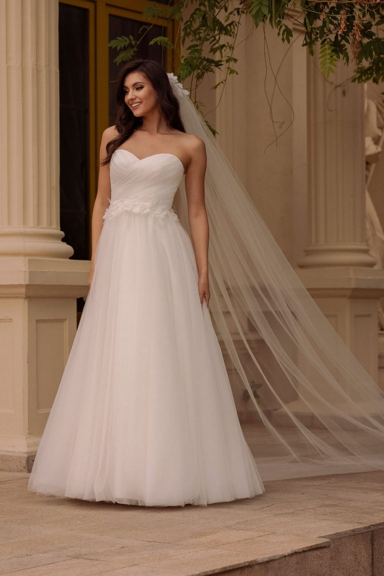Trägerloses A-Linien-Brautkleid mit herzförmigem Ausschnitt und langen Schleier, Vorderansicht