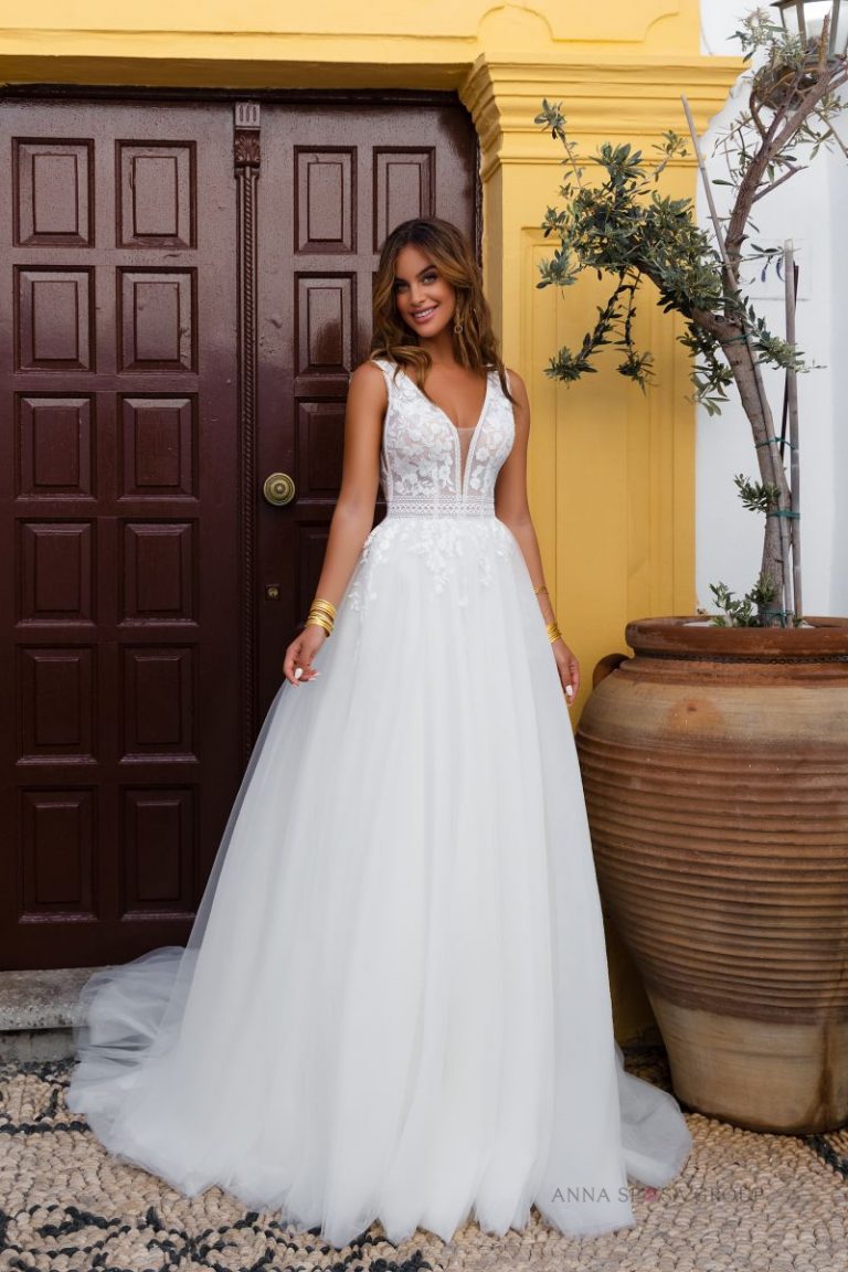 A‑Linien Brautkleid Ivory mit tiefem V‑Ausschnitt und floralen Spitzenapplikationen (Frontansicht)