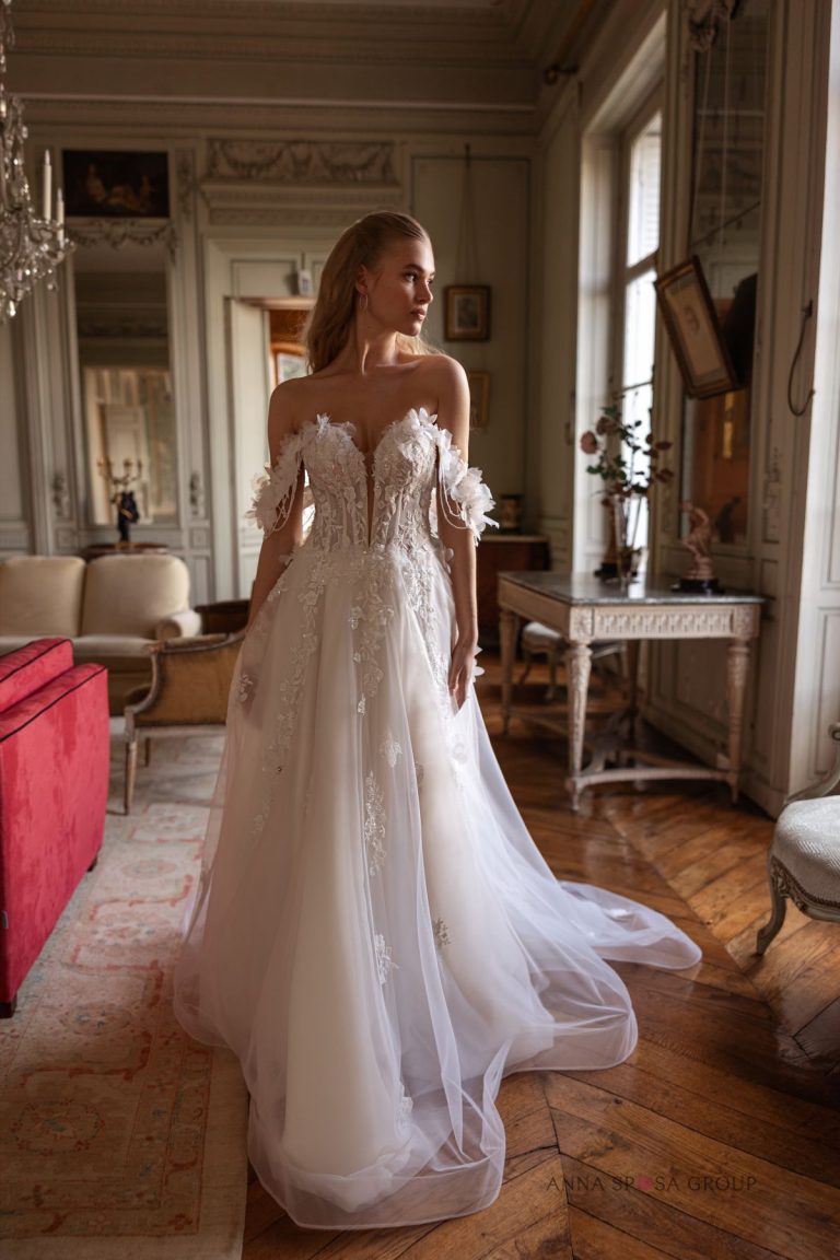 Ivory A‑Linien Brautkleid schulterfrei mit 3D‑Blütenträgern im Schloss‑Ambiente