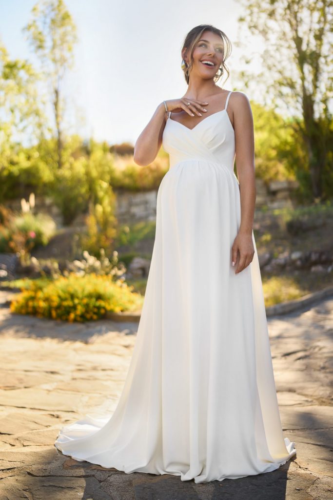 Umstandsbrautkleid im Empire-Stil aus fließendem Crêpe mit drapiertem V-Ausschnitt – White Lady