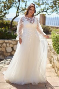 Curvy A-Linien Brautkleid – Frontansicht mit 2-in-1 Bolero, 3D-Blätterspitze & mehrlagiger Tüllschleppe