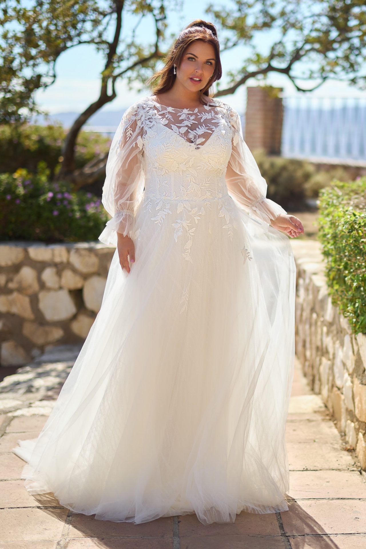 Curvy A-Linien Brautkleid – Frontansicht mit 2-in-1 Bolero, 3D-Blätterspitze & mehrlagiger Tüllschleppe