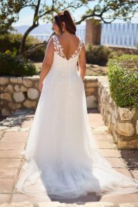 Curvy A-Linien Brautkleid – Rückenansicht ohne Bolero, V-Ausschnitt, Knopfleiste & fließende Tüllschleppe