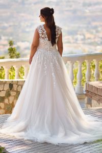 Prinzessinnen-Brautkleid mit V-Rücken und transparenter Spitze, weiter Soft-Tüllrock mit Schleppe, Rückansicht.