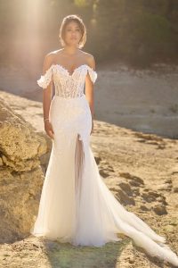 Fit-&-Flare Brautkleid vorne mit Off-Shoulder, transparenter Corsage und modernem Beinschlitz