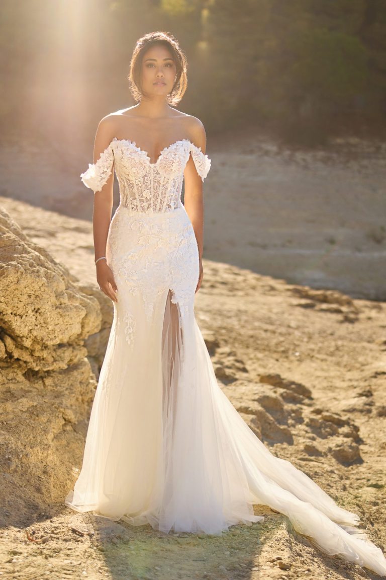 Fit-&-Flare Brautkleid vorne mit Off-Shoulder, transparenter Corsage und modernem Beinschlitz