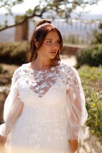 Curvy A-Linien Brautkleid – Vorderansicht mit Illusion-Dekolleté & transparentem Puffärmel-Bolero, 3D-Blätterspitze