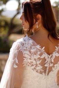 Curvy A-Linien Brautkleid – Rücken-Detail mit Illusion-Tüll, 3D-Blätterspitze & Knopfleiste (2-in-1 Bolero)