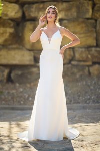 Modernes Fit & Flare Brautkleid in Ivory mit V-Dekolleté und Spaghettiträgern