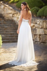 Rückenansicht Boho-Brautkleid mit Neckholder und fließendem Chiffonrock in Ivory – White Lady St. Florian am Inn