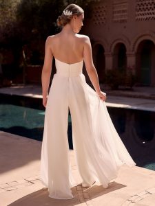 Braut-Jumpsuit Dove Bianco Evento – Rückansicht mit offenem Rücken und Taillengurt