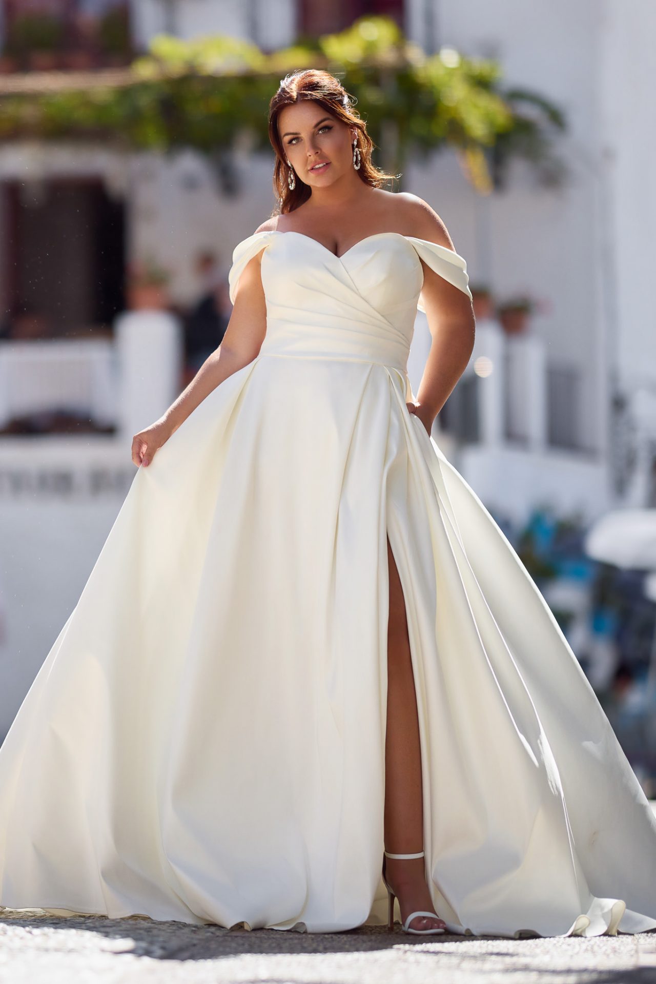Brautkleid mit abnehmbaren Off-Shoulder-Trägern und drapiertem Herzausschnitt