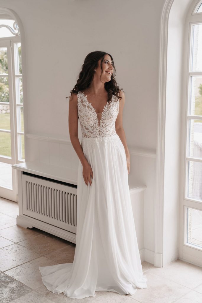 Boho-Brautkleid aus Softtüll mit handgearbeiteter Blätter-Spitze und transparentem Rücken – White Lady