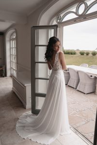 Rückenansicht Boho-Brautkleid aus Softtüll mit transparenter Blätterspitze – White Lady Schärding
