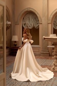 Rückenansicht des Brautkleids Metelika mit romantischer Schnürung und Schleppe – White Lady Schärding