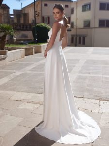 A-Linien Brautkleid Adelina aus Satin mit tiefem Rückenausschnitt und fließender Schleppe – elegantes Design in Ivory bei White Lady Schärding