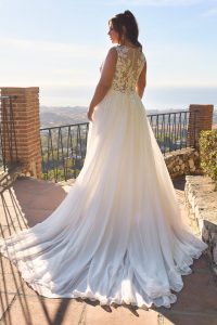Curvy Brautkleid Rückenansicht mit Spitzenknöpfen und fließender Schleppe – White Lady Schärding