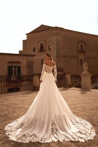 Brautkleid ZHADANNA Rückenansicht mit Spitzenschleppe und Knopfleiste – White Lady Passau