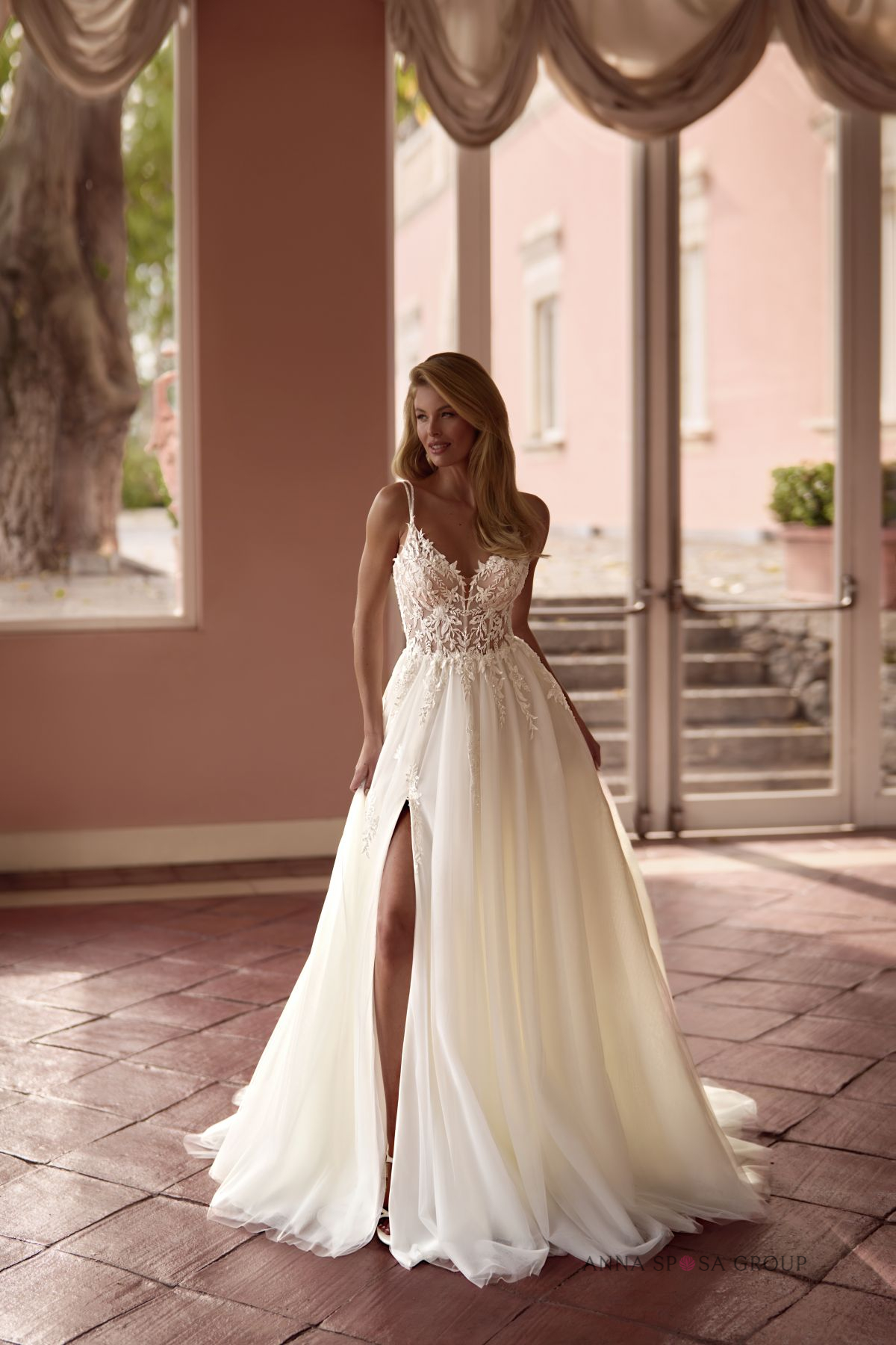 A-Linien Brautkleid mit Spitzenoberteil und Beinschlitz – White Lady Brautmode Passau