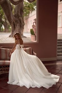 Brautkleid Rückenansicht mit Tüllschleife und tiefem Ausschnitt – romantisches Detail