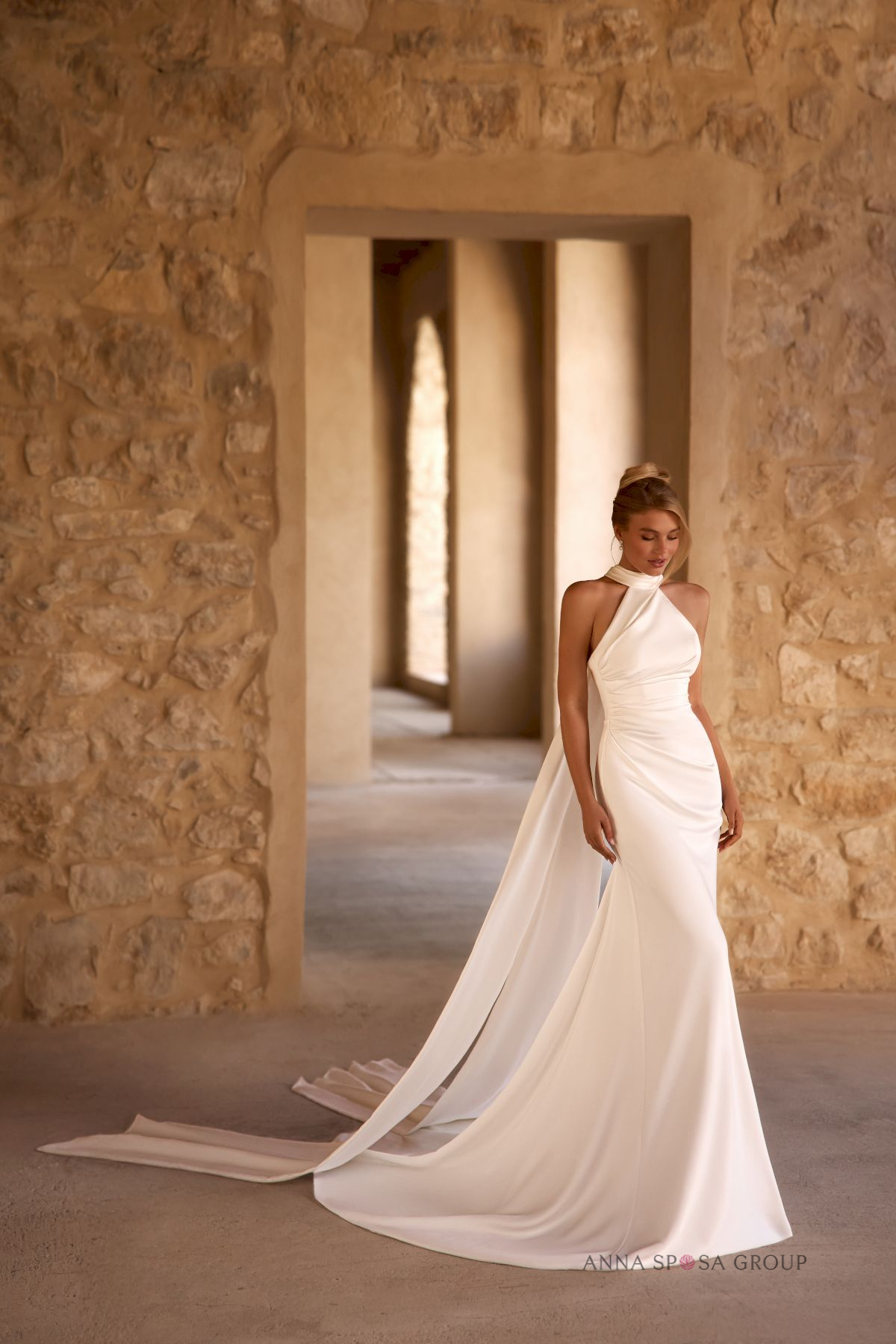 Fit and Flare Brautkleid mit Halterneck-Ausschnitt und Schleppe – White Lady Brautmode Passau