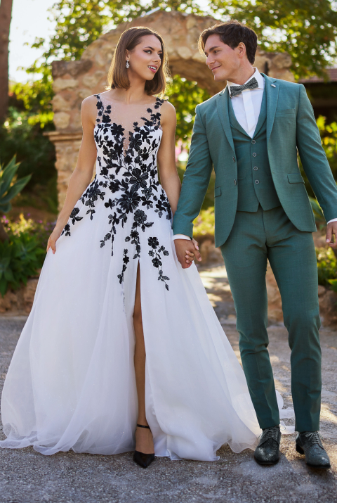 Schwarz-weißes A-Linien Brautkleid mit tiefem Ausschnitt in Bayern