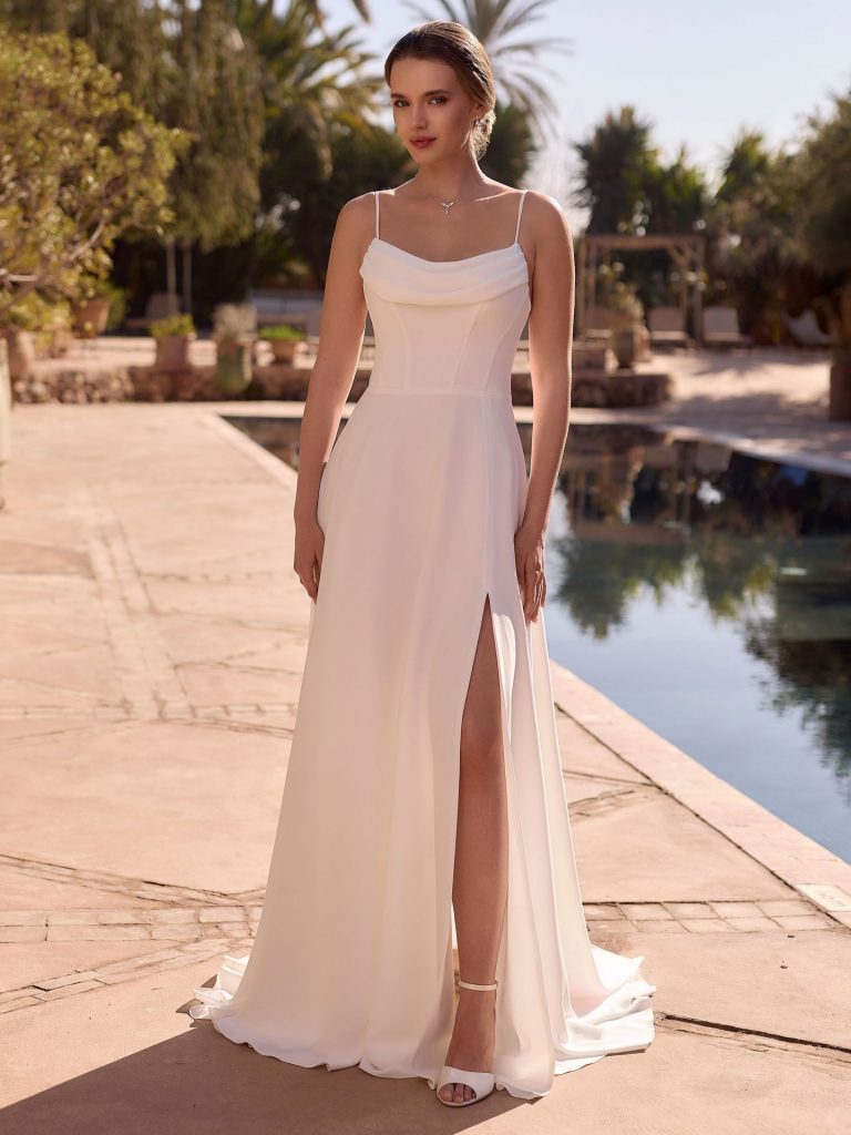 Minimalistisches Brautkleid mit hohem Beinschlitz in Ivory