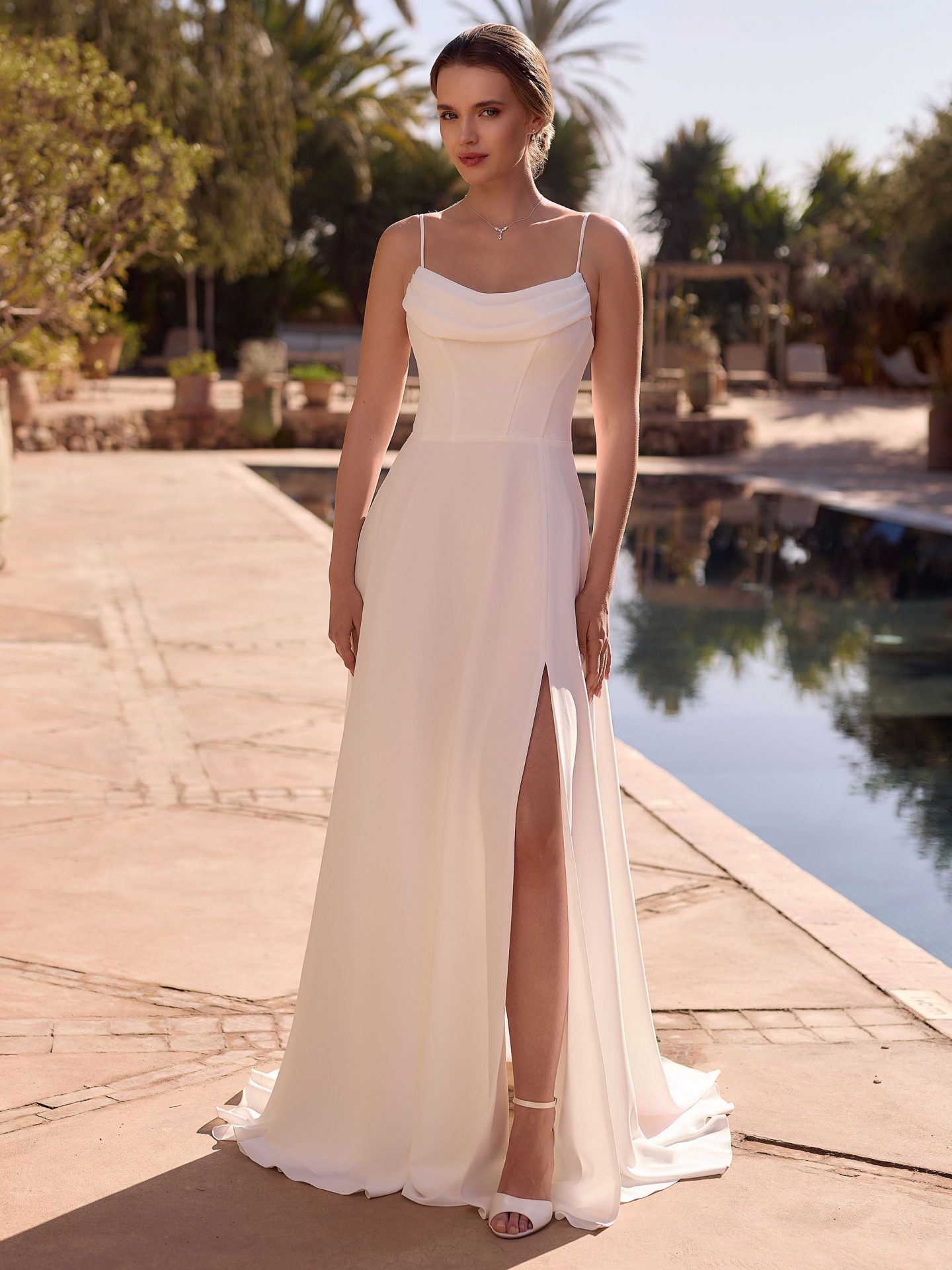 Minimalistisches Brautkleid mit hohem Beinschlitz in Ivory
