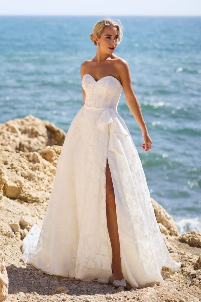 Boho-Brautkleid aus floraler Allover-Spitze mit Beinschlitz und fließender Spitzenschleppe – White Lady