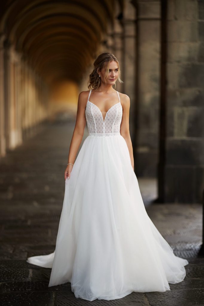 Boho-Brautkleid mit geometrischer Kreuzgitter-Spitze im Rautenmuster und tiefem V-Rücken – White Lady