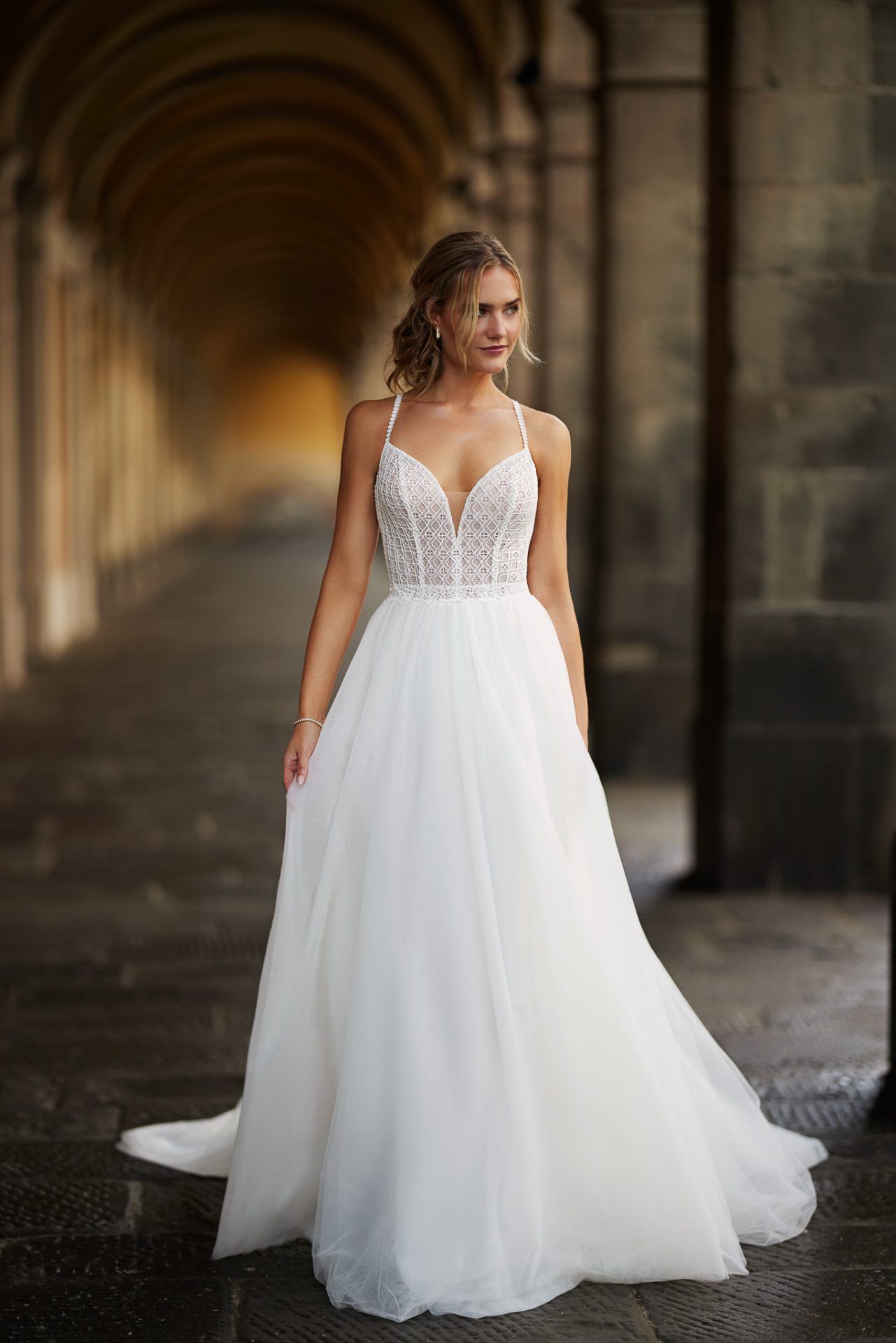 Boho A-Linien Brautkleid mit geometrischer Spitze und Tüllrock – White Lady Brautmode Passau