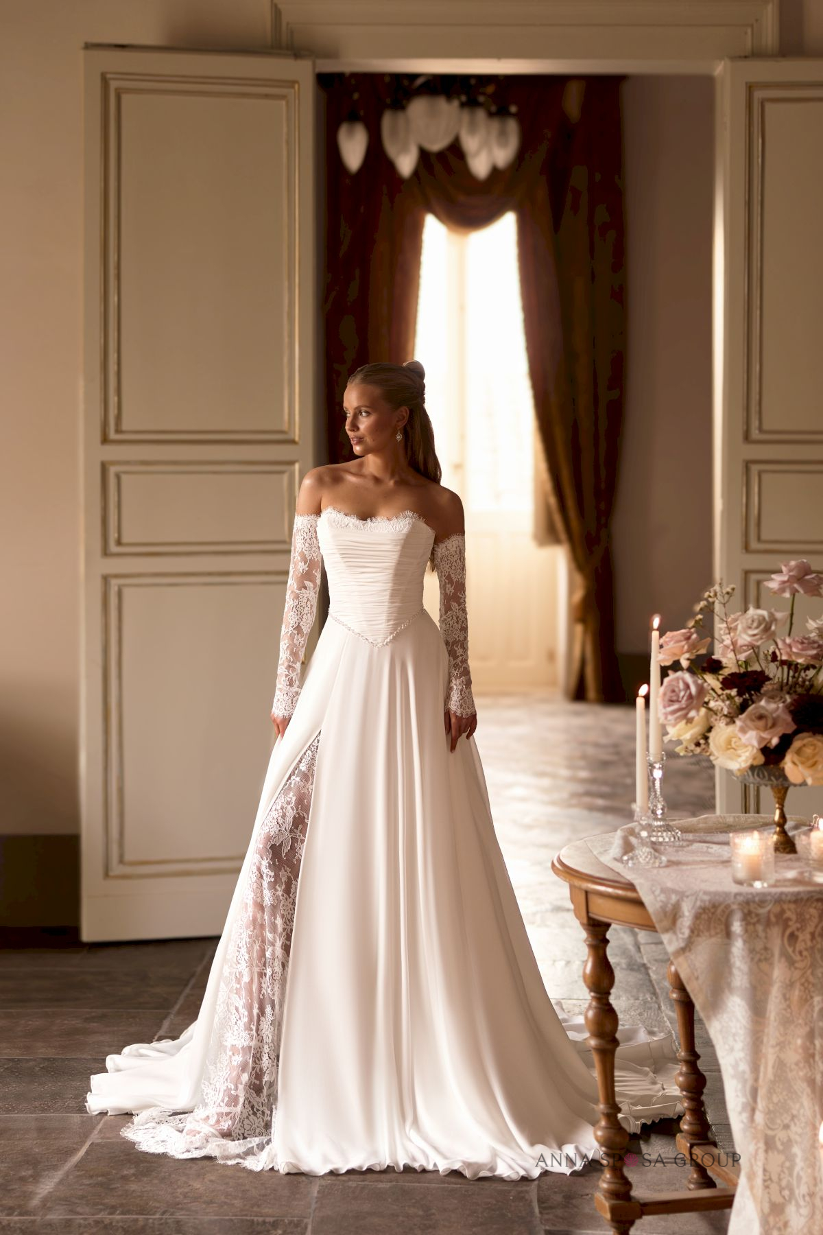 A-Linien Brautkleid LIESSA mit abnehmbaren Spitzenärmeln und drapiertem Korsett – White Lady Brautmode